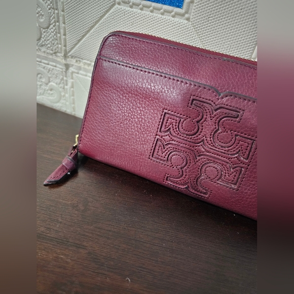 *Authentic Tory Burch zip around wallet - Picture 6 of 11